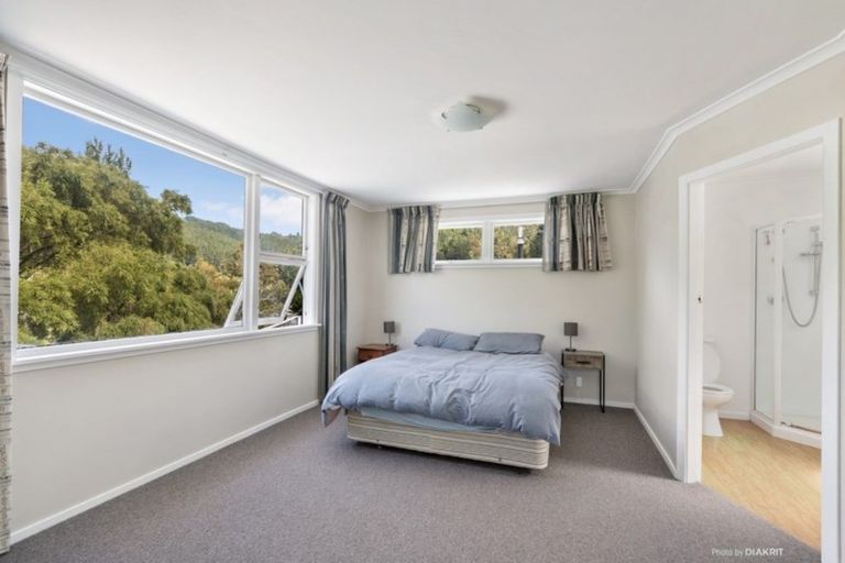 Photo of property in 44 Pinehaven Road, Pinehaven, Upper Hutt, 5019