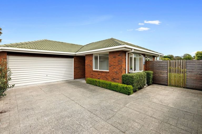 Photo of property in 2/23 Gamblins Road, Saint Martins, Christchurch, 8022