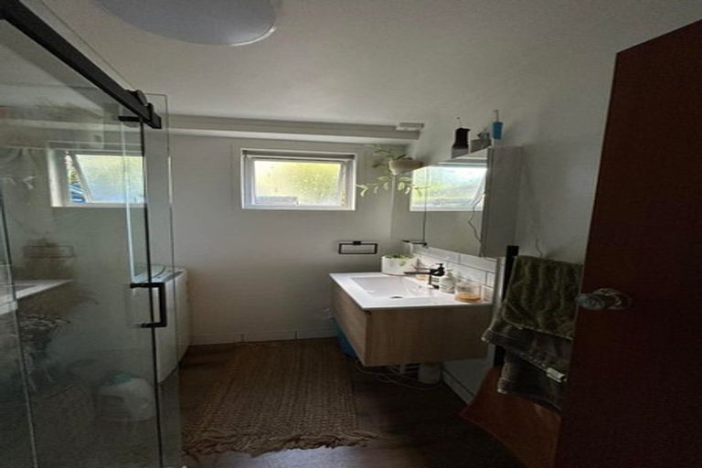 Photo of property in 37 West Lynn Road, Titirangi, Auckland, 0604