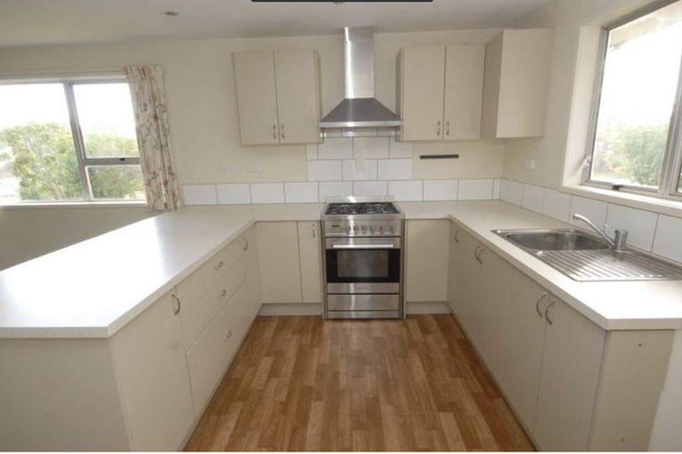 Photo of property in 13 Tahu Crescent, Sunnynook, Auckland, 0620