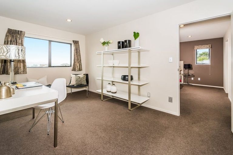 Photo of property in 42 Bur Oak Terrace, Schnapper Rock, Auckland, 0632