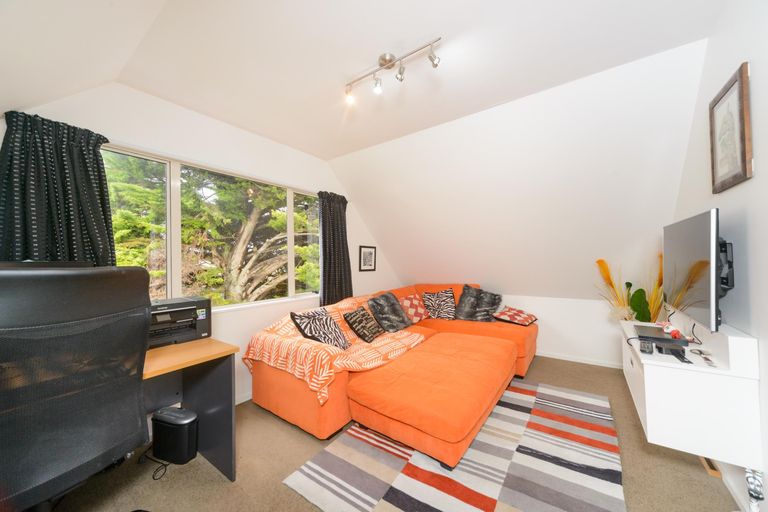 Photo of property in 17 Hilton Grove, Kelvin Grove, Palmerston North, 4414