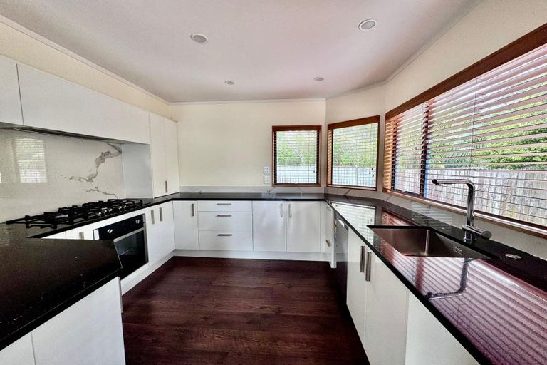 Photo of property in 2/20 Coroglen Avenue, Birkenhead, Auckland, 0626