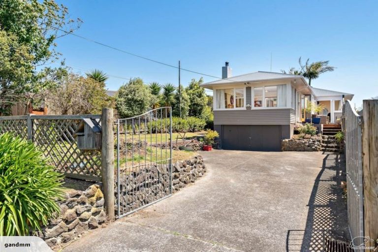 Photo of property in 90 Gloria Avenue, Te Atatu Peninsula, Auckland, 0610