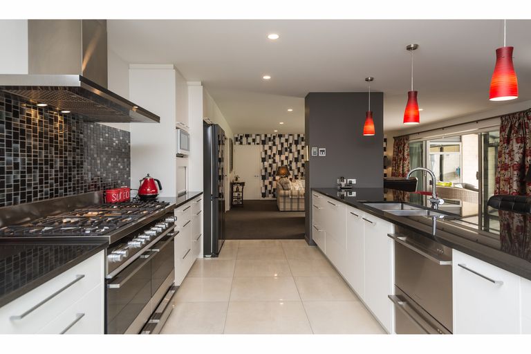 Photo of property in 43 Davaar Crescent, Broomfield, Christchurch, 8042