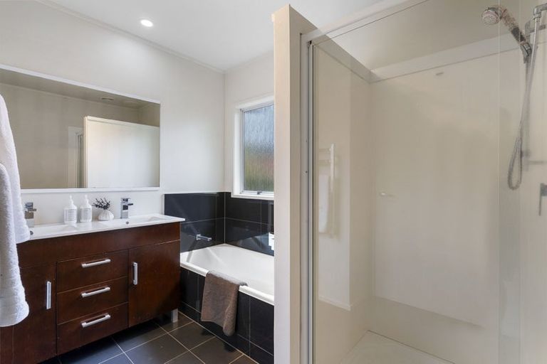 Photo of property in 2/218 East Coast Road, Forrest Hill, Auckland, 0620