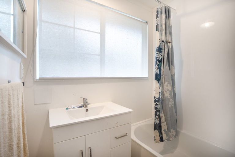 Photo of property in 6 Cyril Way, Paparangi, Wellington, 6037