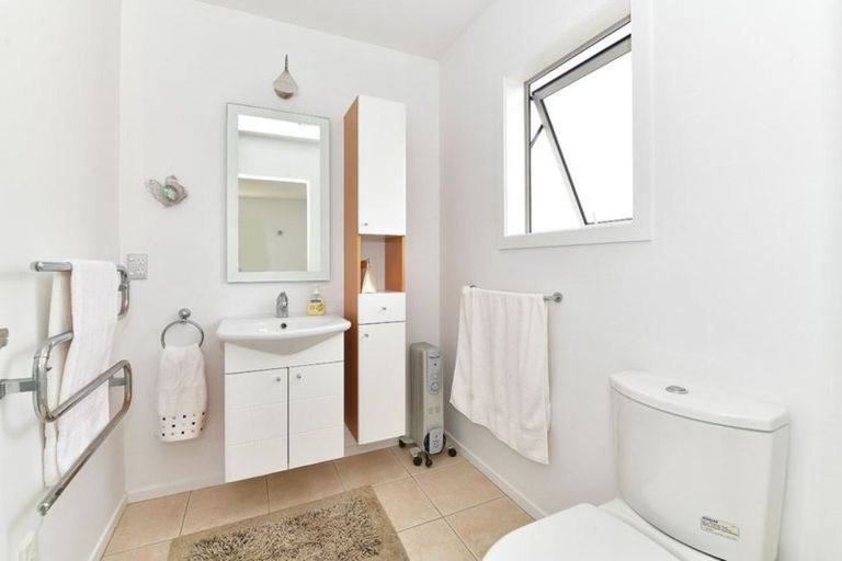 Photo of property in 53a Walton Street, Red Beach, 0932