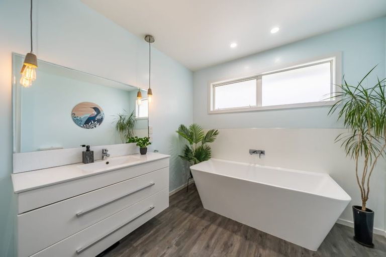 Photo of property in 32 King Charles Drive, Kingsley Heights, Upper Hutt, 5018