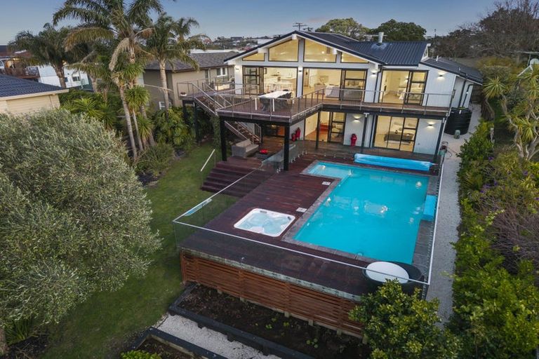 Photo of property in 12 Hyde Road, Rothesay Bay, Auckland, 0630