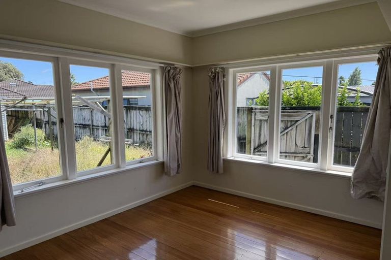 Photo of property in 17 Beach Road, Te Atatu Peninsula, Auckland, 0610
