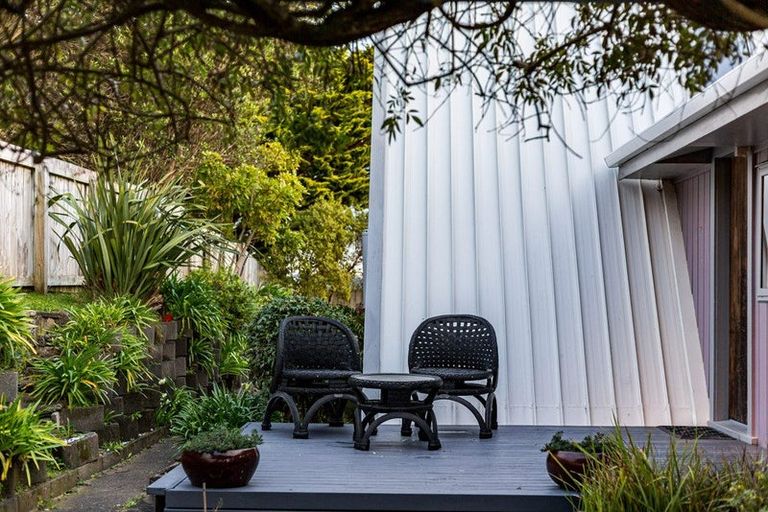 Photo of property in 112 Gloaming Hill, Titahi Bay, Porirua, 5022