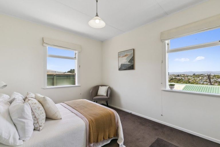 Photo of property in 5 Salford Street, Newlands, Wellington, 6037