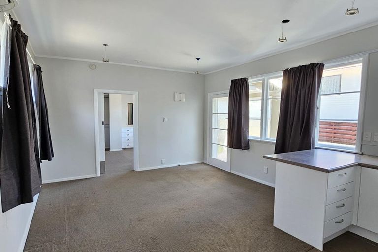 Photo of property in 18 Saint Ronans Avenue, Waterloo, Lower Hutt, 5011