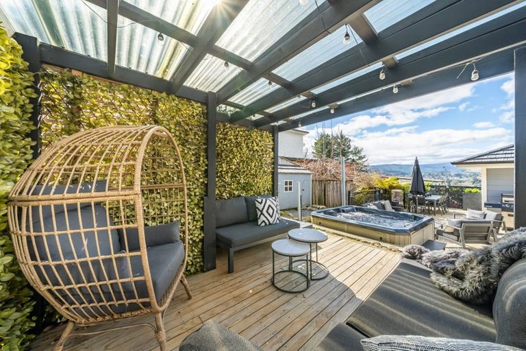 Photo of property in 32 King Charles Drive, Kingsley Heights, Upper Hutt, 5018