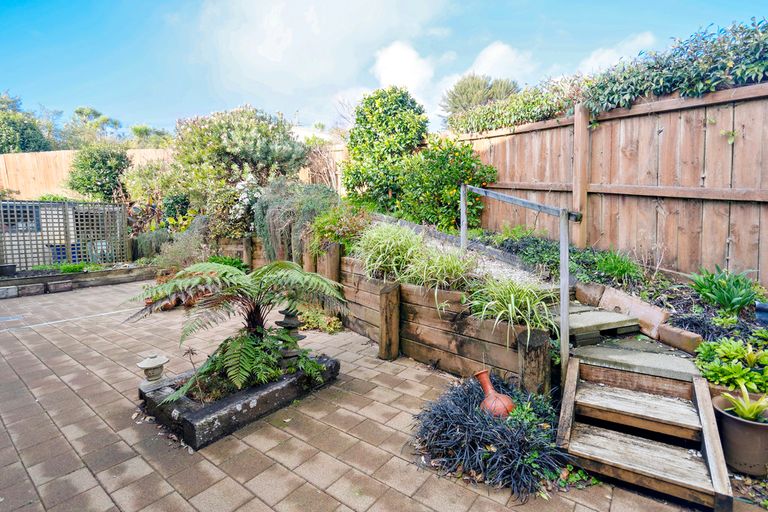 Photo of property in 11 Oratia Drive, Glen Eden, Auckland, 0602