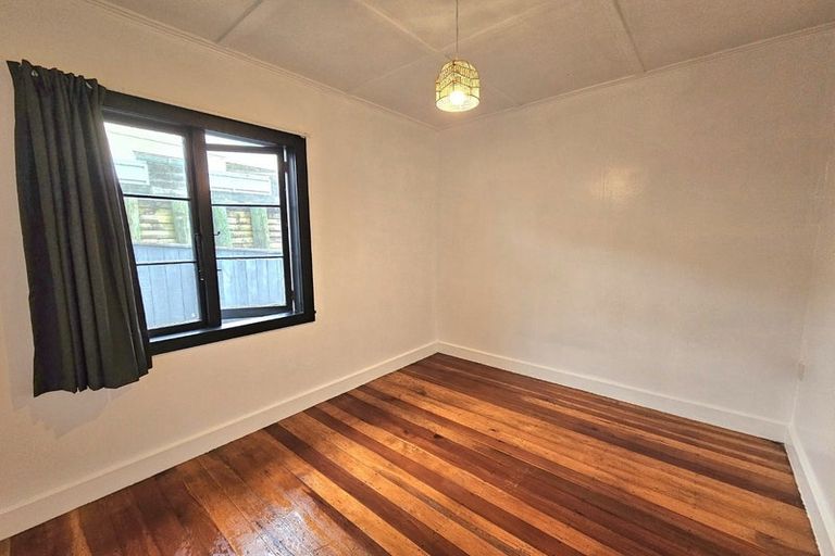 Photo of property in 40 Pioneer Road, Moturoa, New Plymouth, 4310