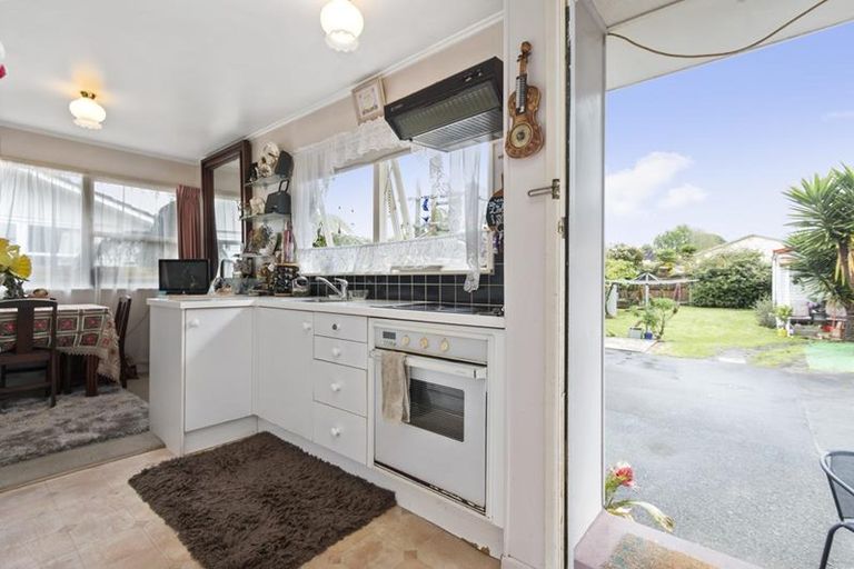 Photo of property in 10 Kaumatua Place, Te Atatu Peninsula, Auckland, 0610