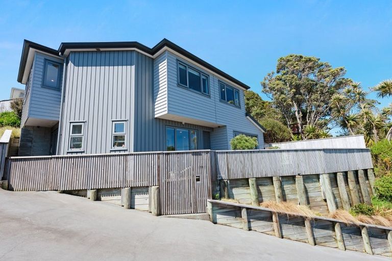 Photo of property in 19 Miles Crescent, Newlands, Wellington, 6037