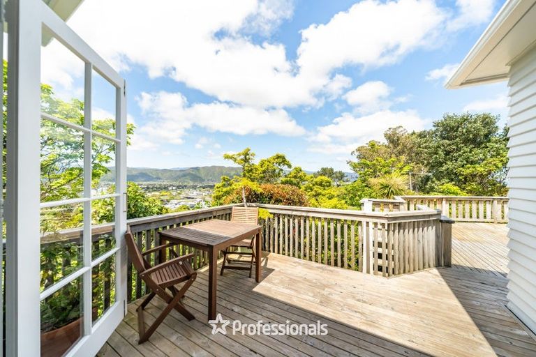 Photo of property in 24 Miromiro Road, Normandale, Lower Hutt, 5010