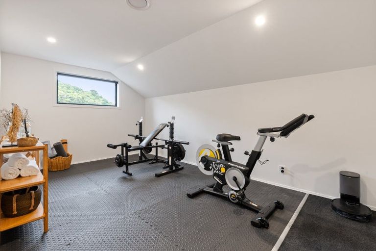 Photo of property in 5 Riroriro Close, Crofton Downs, Wellington, 6035