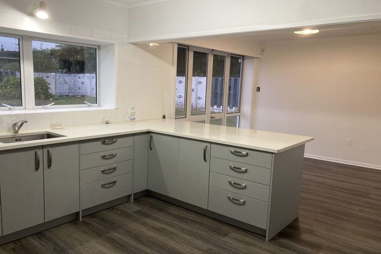 Photo of property in 21 Lyndhurst Road, Te Atatu South, Auckland, 0610