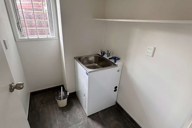 Photo of property in 2/42 Sheridan Drive, New Lynn, Auckland, 0600