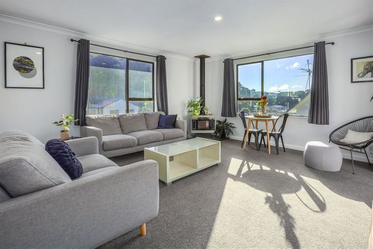 Photo of property in 76 Omapere Street, Whitby, Porirua, 5024