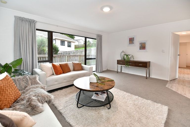 Photo of property in 1/70 Athena Drive, Totara Vale, Auckland, 0629