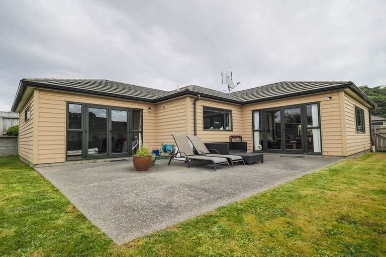 Photo of property in 33 Staithes Drive North, Whitby, Porirua, 5024