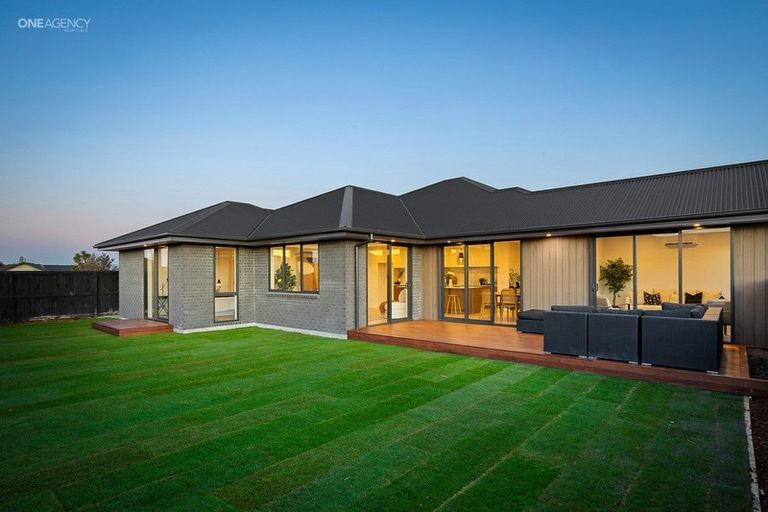 Photo of property in 6 Oakville Close, Rangiora, 7400