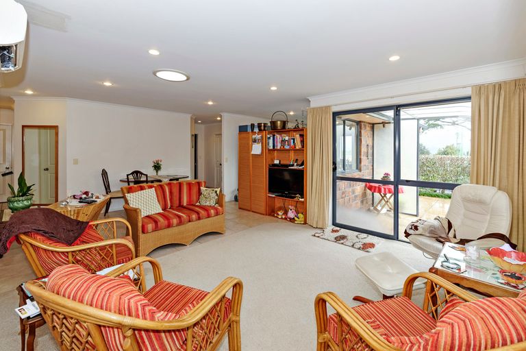 Photo of property in 11 Oratia Drive, Glen Eden, Auckland, 0602