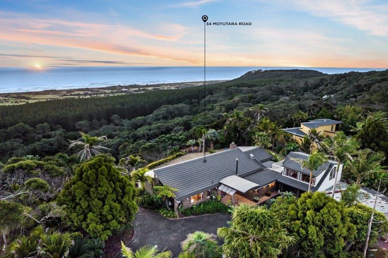 Photo of property in 34 Motutara Road, Muriwai, Waimauku, 0881