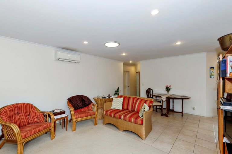 Photo of property in 11 Oratia Drive, Glen Eden, Auckland, 0602