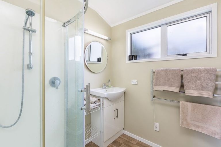 Photo of property in 2 Kelvin Crescent, Te Atatu Peninsula, Auckland, 0610