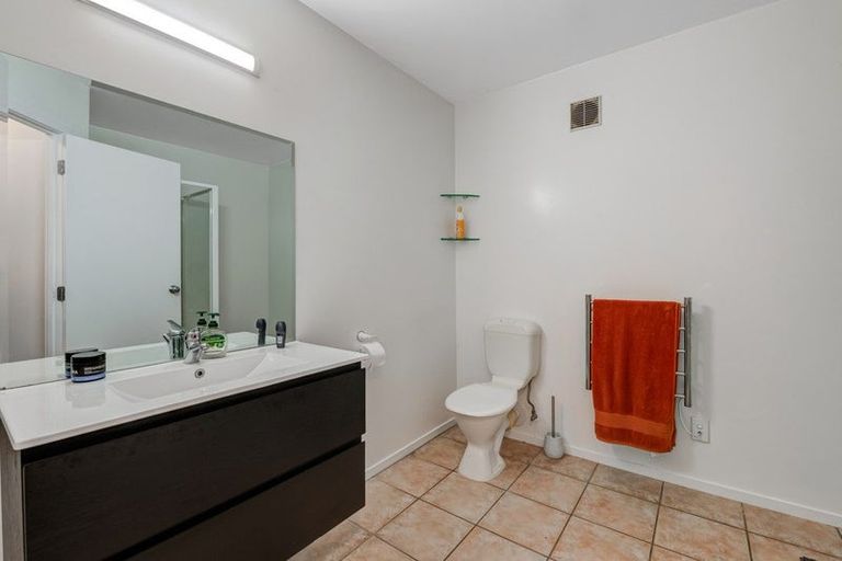 Photo of property in 19 Calypso Way, Unsworth Heights, Auckland, 0632