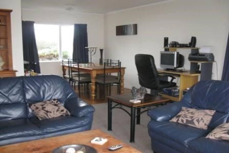 Photo of property in 1/11 Mona Vale, West Harbour, Auckland, 0618