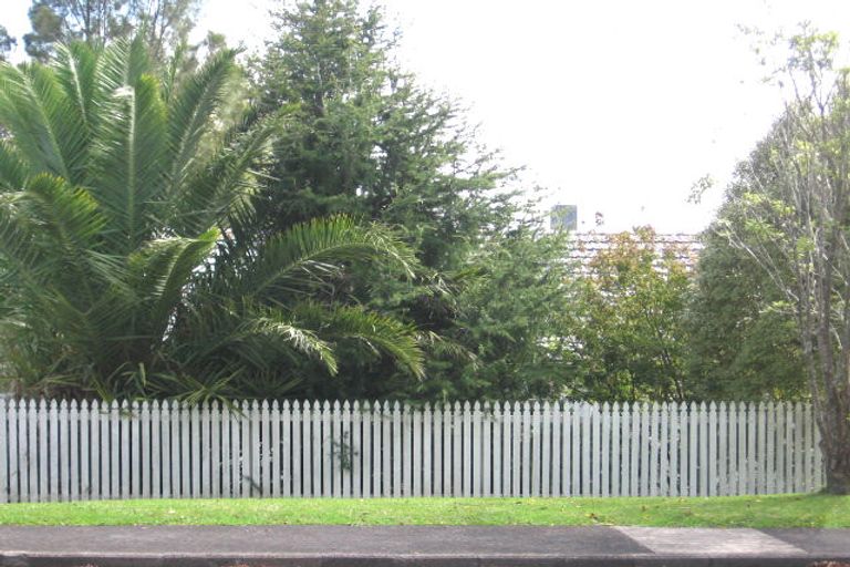 Photo of property in 18 Humphrey Kemp Avenue, Henderson, Auckland, 0612