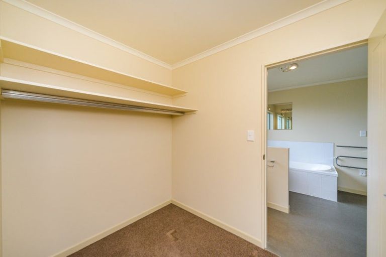 Photo of property in 1 Silkwood Place, Fitzherbert, Palmerston North, 4410