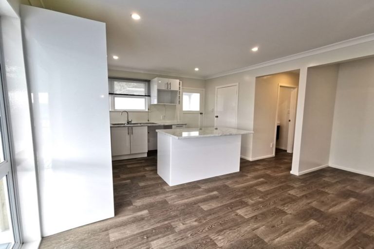 Photo of property in 31 Beaubank Road, Kelston, Auckland, 0602