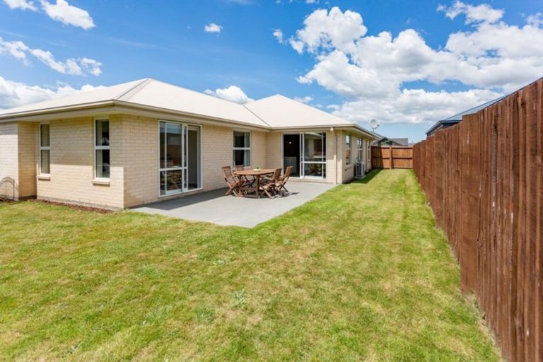 Photo of property in 37 Davaar Crescent, Broomfield, Christchurch, 8042