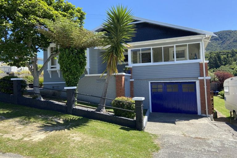 Photo of property in 71 Kent Street, Picton, 7220