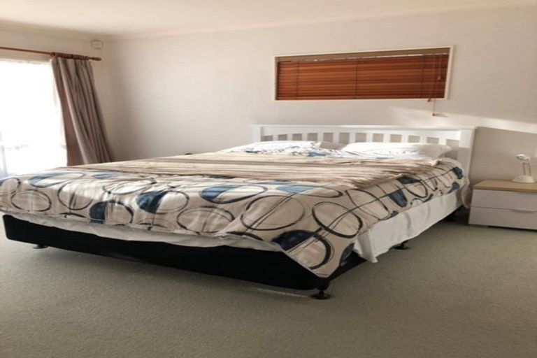 Photo of property in 8 Newinn Crescent, East Tamaki Heights, Auckland, 2016