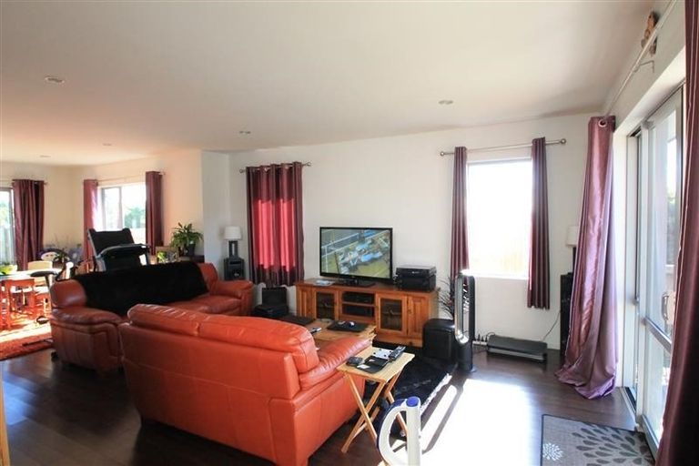 Photo of property in 36 Taipari Road, Te Atatu Peninsula, Auckland, 0610