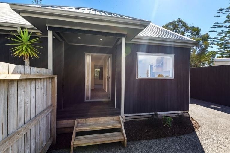 Photo of property in 3/28 Holiday Road, Stanmore Bay, Whangaparaoa, 0932