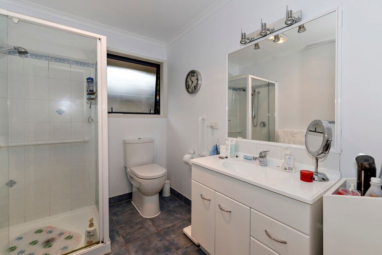 Photo of property in 11 Oratia Drive, Glen Eden, Auckland, 0602