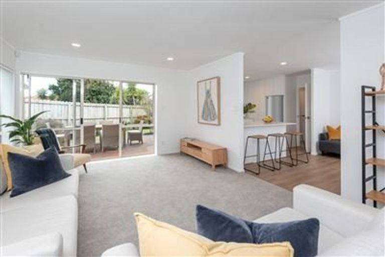 Photo of property in 2/23 Tarnica Road, Northpark, Auckland, 2013