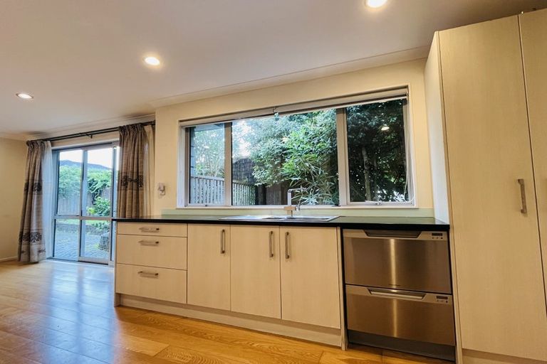Photo of property in 8 The Rosebowl, Sunnyhills, Auckland, 2010