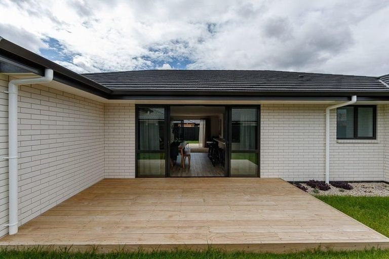 Photo of property in 24 Te Piriti Road, One Tree Point, 0118