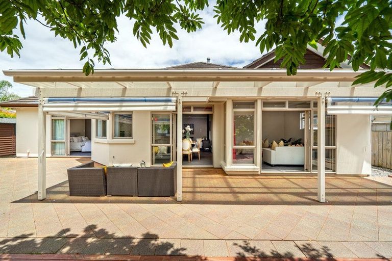 Photo of property in 11 English Oak Drive, Schnapper Rock, Auckland, 0632